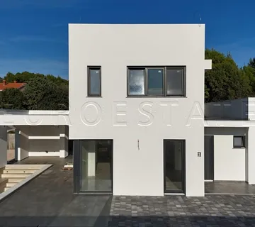 Rab: LUKSUZNA KUĆA površine 160 m2 sa bazenom od 20 m2 - cover