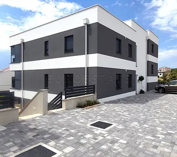 Šimuni: NOV, 4 - sobni stan, 121.93 m2 + vrt i parking, bruto 214.28 m2 - cover