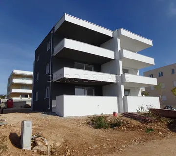 Novalja: NOVOGRADNJA, 3-sobni stan, prizemlje, sa vrtom i 2 parkinga, sveukupno 191.36 m2 - cover