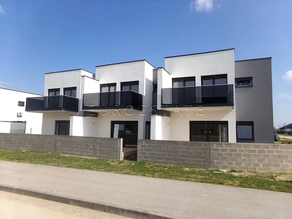 Prelog: luksuzni dvoetažni, 4-sobni stan u nizu sa terasom i dvorištem - cover