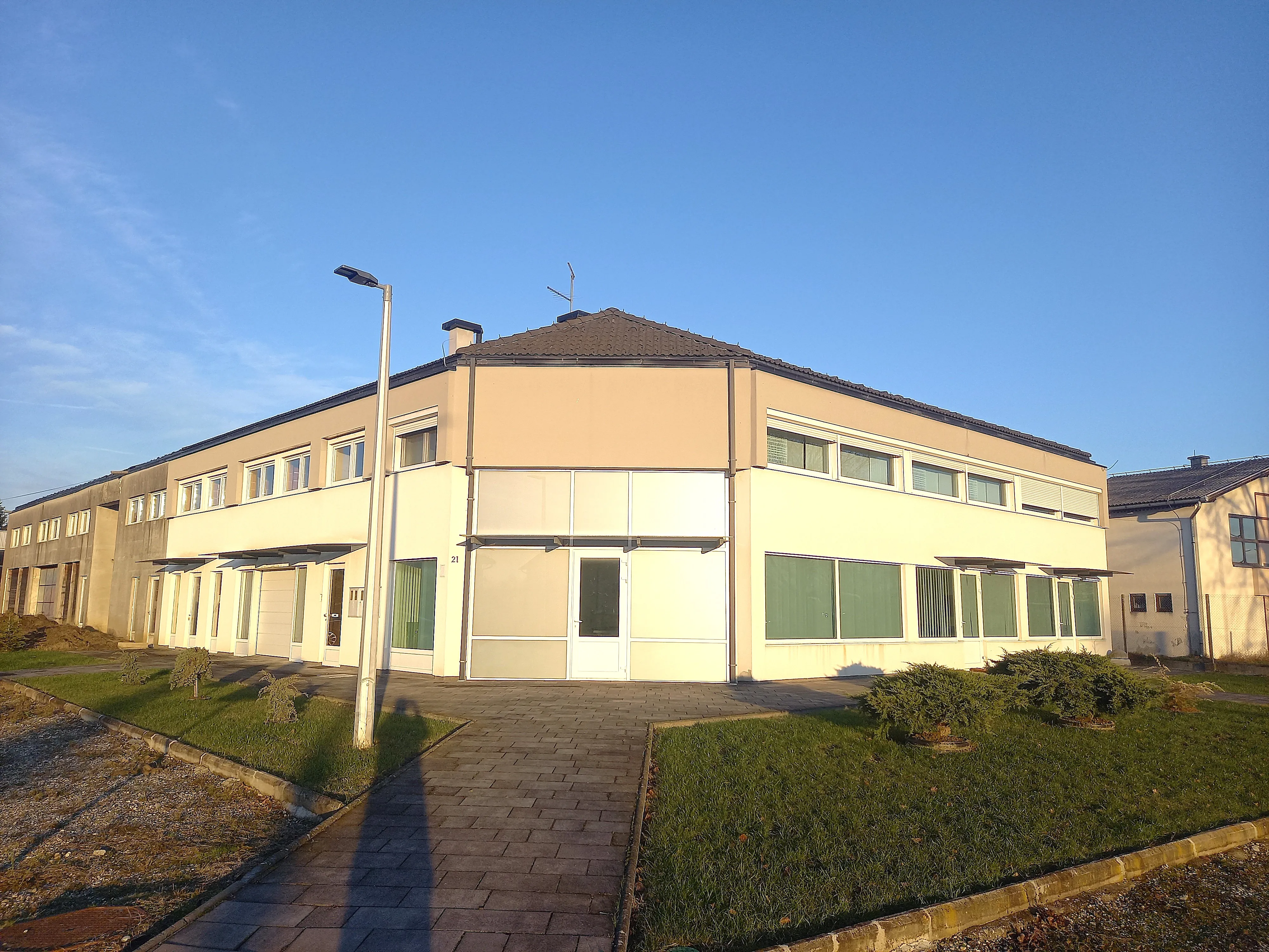 Poslovni prostor: Donja Dubrava, ulični lokal, 36 m2 - cover