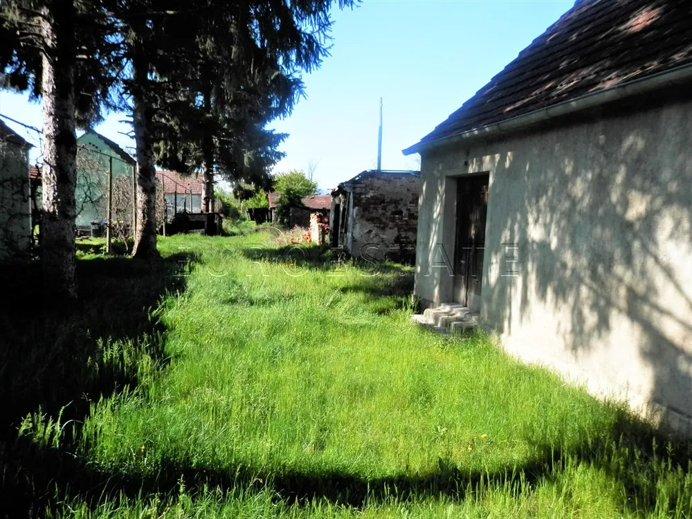 Sračinec: kuća od 53 m2 za rušenje na čestici od 1405 m2, sa projektom za poslovnu zgradu - cover