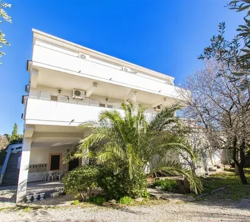 NOVALJA: apartmanska zgrada od 700 m2, 8 apartmana, pogled na more !