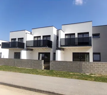 Prelog: ekskluzivni dvoetažni, 4-sobni stan u nizu sa terasom i dvorištem