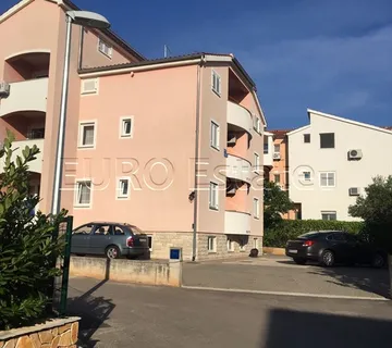 Vodice(Srima): zgrada sa 11 apartmana i 740 m2, samo 70 m do plaže - cover