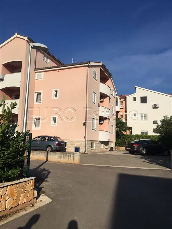 Vodice(Srima): zgrada sa 11 apartmana i 740 m2, samo 70 m do plaže - cover