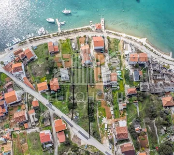 Građevinsko zemljište za stambenu zgradu s bazenom- 30 m od mora, projekt i građevinska dozvola - Vinišće, Marina
