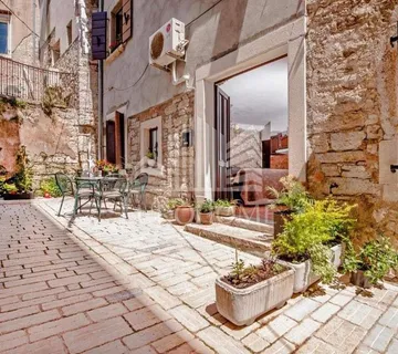 PREKRASNA KUĆA U CENTRU ROVINJA, 150m2, TRI APARTMANA - cover