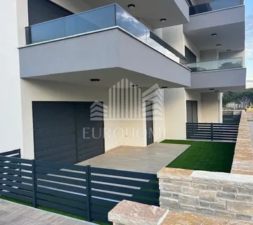 PAG, POVLJANA - 3-sobni apartman NOVOGRADNJA USELJIVO