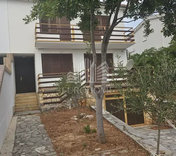 Starigrad, kuća katnica,tri etaže, 50m od mora - cover