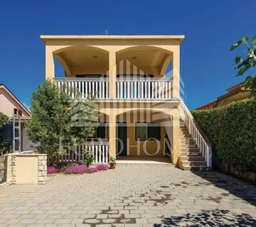 Povljana, Pag, kuća s dva odvojena apartmana 200 m2 - cover