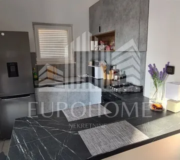 Pakoštane, STAN 62 m2 sa balkonom +2 parkirna mjestam +ostava 25m2