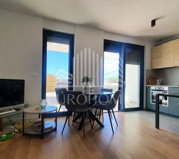 ZADAR, BORIK- 2S Potpuno opremljen stan u prizemlju, vrt, graža