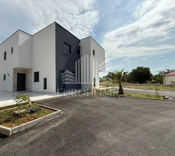 ZATON, PREKRASNA KUĆA S BAZENOM (115 m2) + PROSTRANA OKUĆNICA (250 m2) - Zaton, Nin