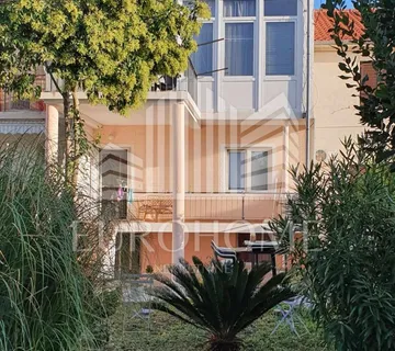Zadar, Petrići-obiteljska kuća s tri stana i dvorištem,230m2