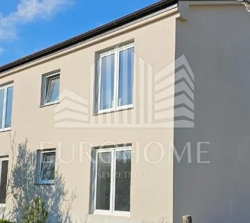 otok Pag, Grad Pag, kuća s 4 odvojena apartmana