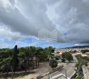 VODICE, Luksuzni stan uz plažu S2, TOP LOKACIJA, garaža, 121.61m2