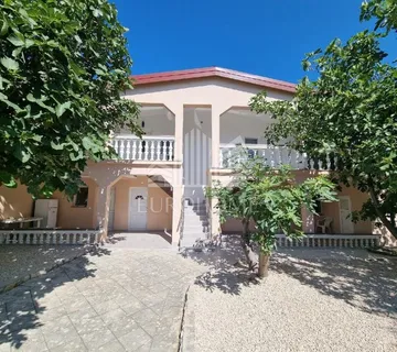 Vir, kompletno renovirana kuća s 5 apartmana - cover