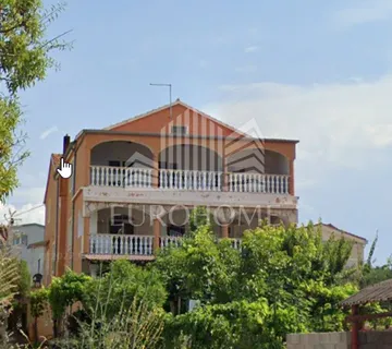 Pakoštane, Hostel sa 26 apartmana