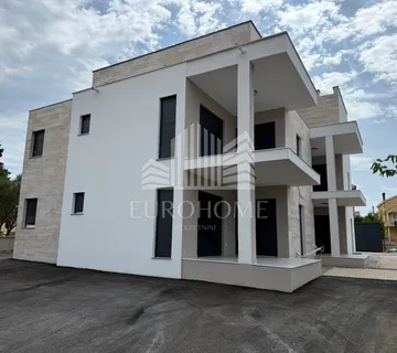 PRIVLAKA, ODLIČNA PRILIKA ! NOVOGRADNJA, STAN U PRIZEMLJU (78m2) - cover