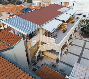 BLIZINA ZRĆA, Gajac, kuća sa 8 apartmana 500 m od mora - Gajac, Novalja
