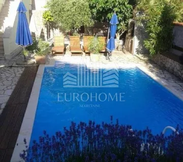 Kuća sa 5 apartmana i bazenom, 360 m2 NJIVICE - Njivice, Omišalj