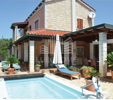 Luksuzna vila s bazenom, centar Novalje, 250m od mora - Novalja