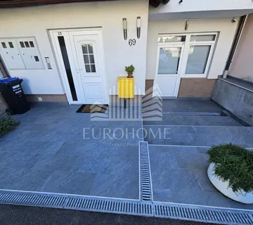 Uređena višekatnica s vrtom, parkingom i 3 stana,260.00 m2 - Zagreb