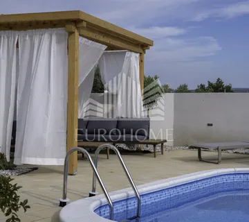 PRILIKA! Villa s bazenom 280m2, Posedarje