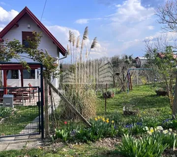 Kuća okružena prirodom, vinogradom i voćnjakom - cover