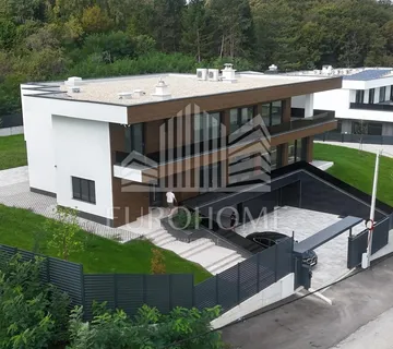 Luksuzna vila 645 m² s unutarnjim bazenom i garažom za 5 automobila - cover