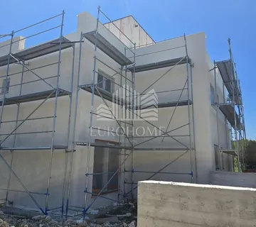 ZADAR, NIN-ekskluzivan troetažni stan u Ninu, 50m od mora