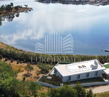 Nin,ekskluzivno zemljište 1. red do mora sa građevinskom dozvolom!