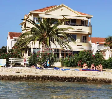PRIVLAKA, APARTMAN PRVI RED DO MORA, vrt, garaža 16m2