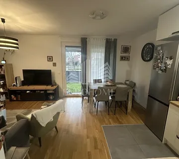 Trosoban stan s privatnim vrtom i parkirnim mjestom – Dugave - cover