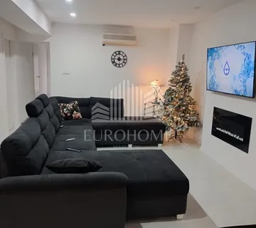 PRIVLAKA- Kuća katnica 70m od mora, 2 apartmana
