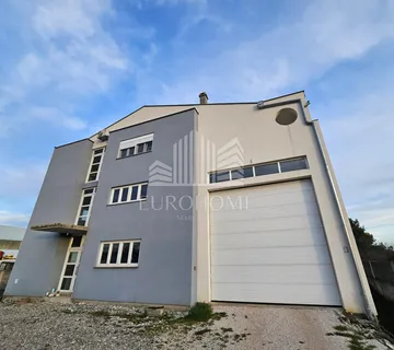 Poslovno stambena zgrada sa izvanrednim potencijalom,Murvica kod Zadra 1100/€ - Murvica, Poličnik