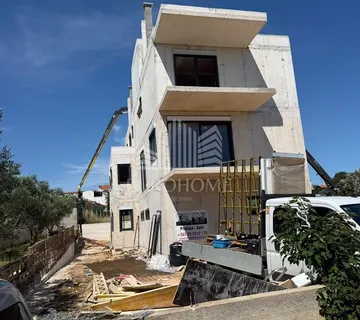 ZADAR, PAKOŠTANE, s1 stan s bazenom, terasom i garazom
