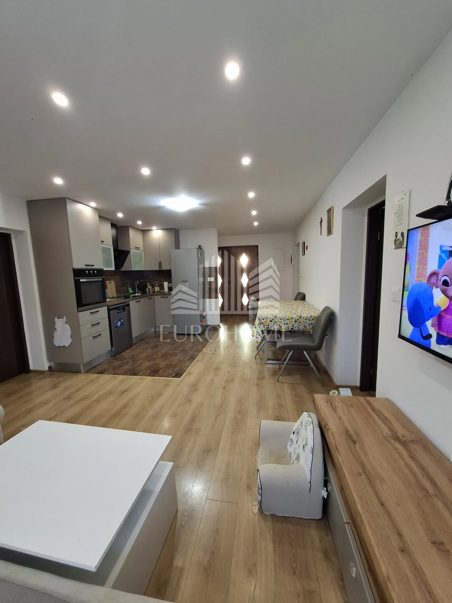 Kuća sa zemljištem na mirnoj lokaciji - Ivanić Grad - - cover