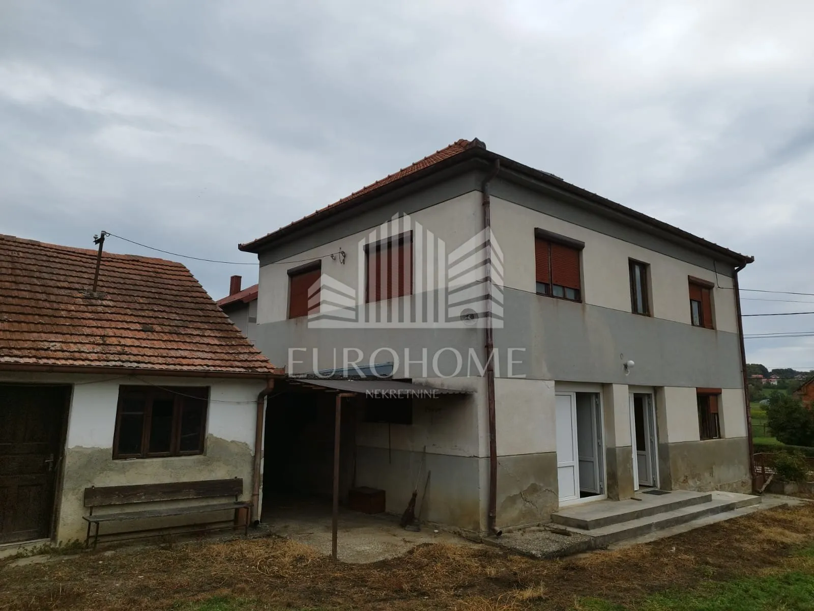 Kuća za adaptaciju ,okućnica 500m 2 i zemljište 1584 m2 - cover