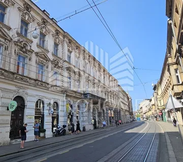 Trosoban stan s balkonom u centru, 80 m2 - cover