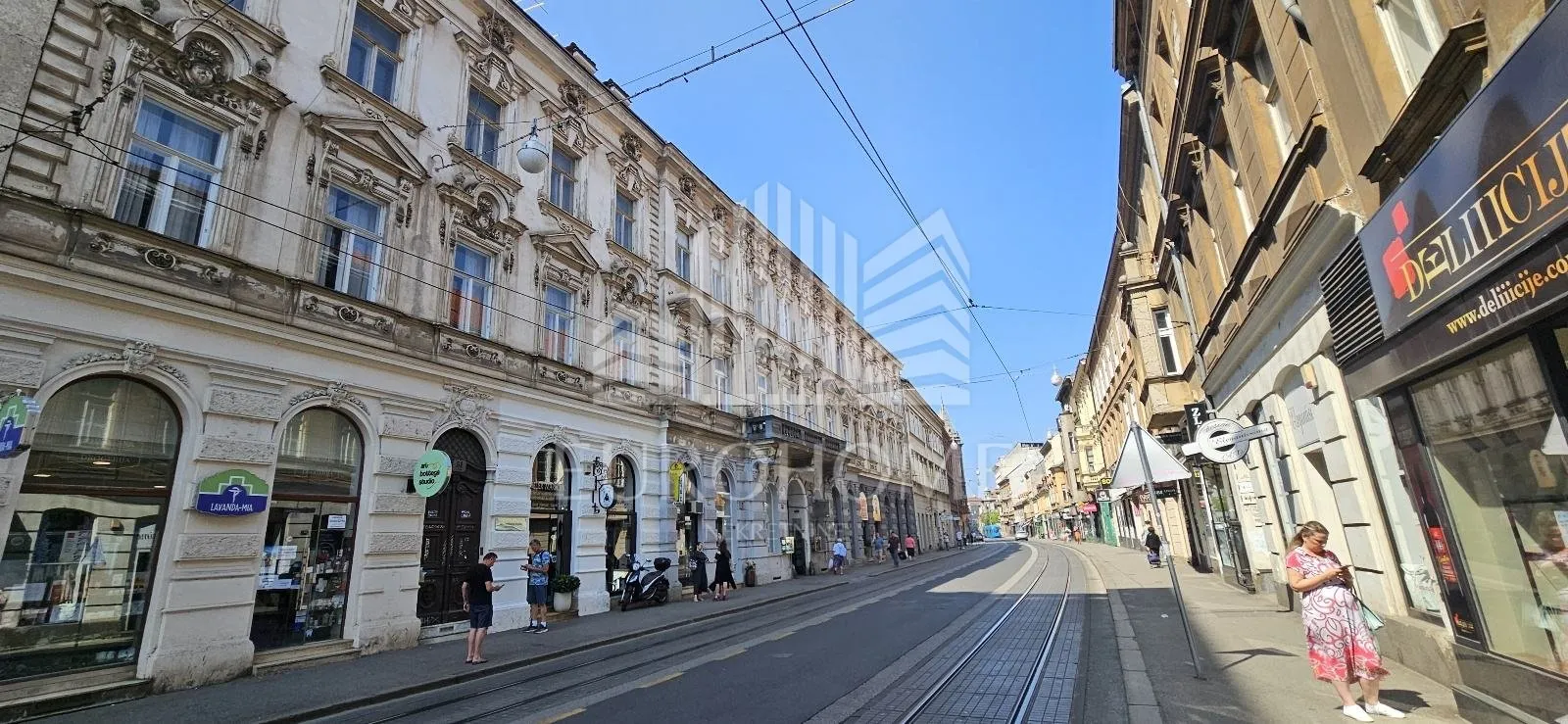 Trosoban stan s balkonom u centru, 80 m2 - cover