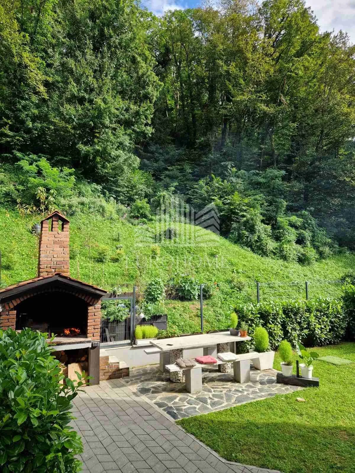 Etažirani stan s dodatnim prostorom, vrtom i parkingom – Črnomerec - cover