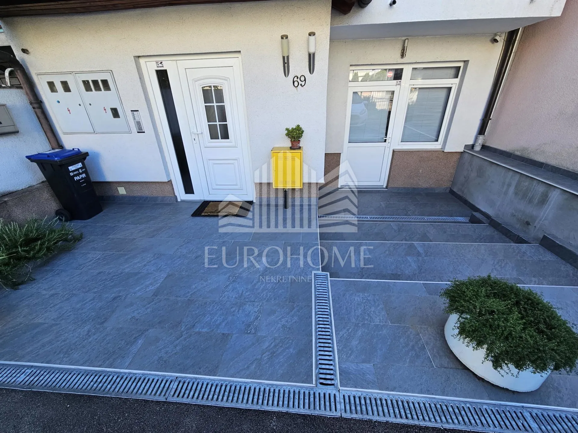 Uređena višekatnica s vrtom, parkingom i 3 stana,260.00 m2 - cover