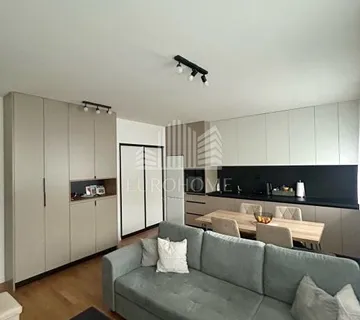 MODERAN, POTPUNO NAMJEŠTEN STAN U NOVOGRADNJI - cover