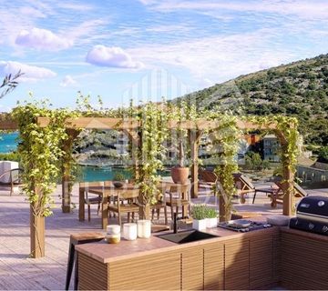 Atraktivna vila, prvi red do mora, Rogoznica, 250 m2 - cover