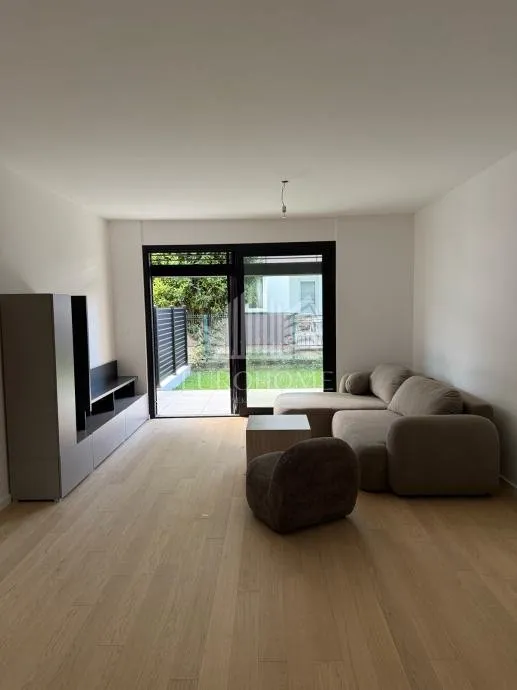 PRILIKA-Dvosoban stan u novogradnji s terasom, vrtom i VPM - 4 000€/m2 - cover