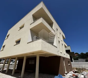 ZADAR, BILI BRIG, Dvosoban stan s vrtom, 93m2