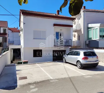 Prilika!Diklo, samostojeća kuća na dva kata sa 4 stana, 90 m od mora! - cover