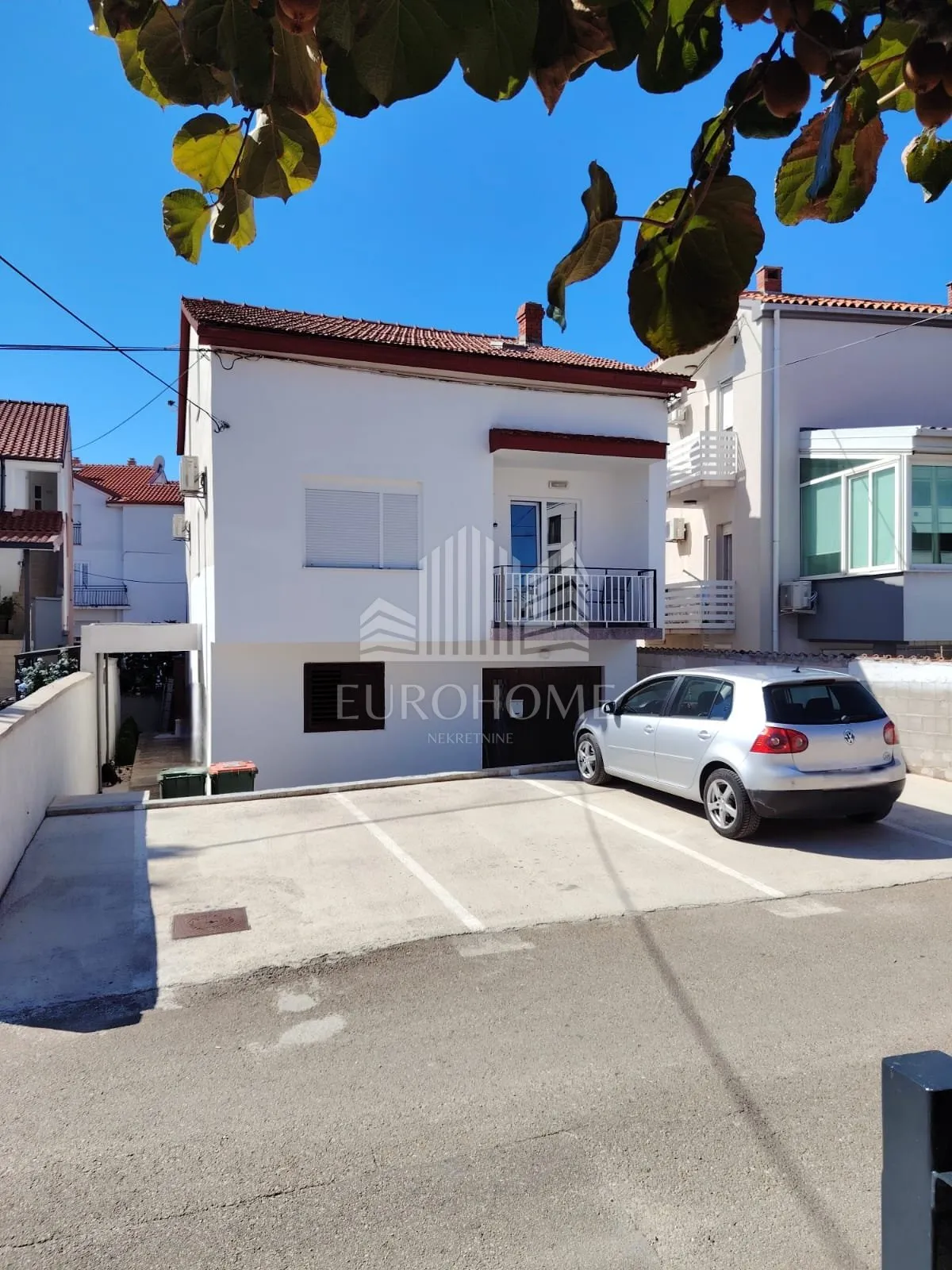 Prilika!Diklo, samostojeća kuća na dva kata sa 4 stana, 90 m od mora! - cover